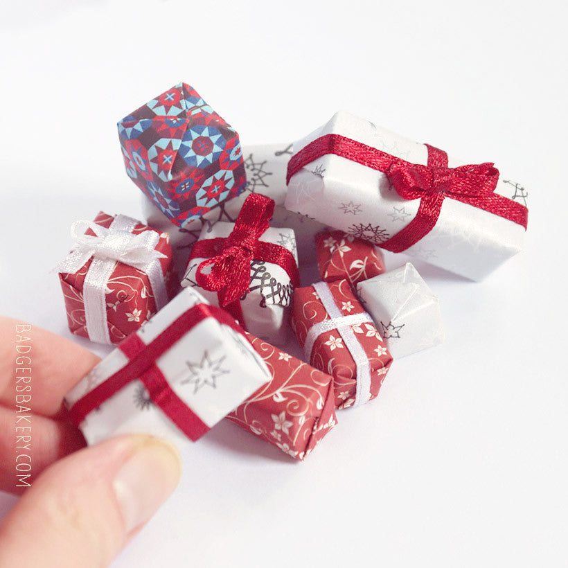 Miniature CHRISTMAS PRESENTS, set of 3, Birthday Gifts for Dolls, Dollhouse  Gift Box with Ribbon