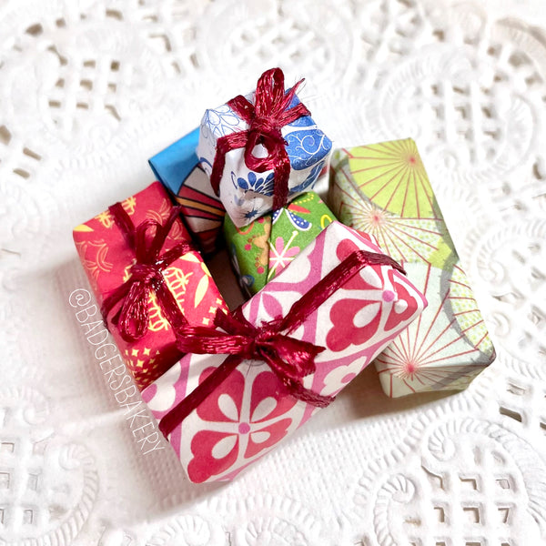 Miniature CHRISTMAS PRESENTS, set of 3, Birthday Gifts for Dolls, Dollhouse Gift Box with Ribbon