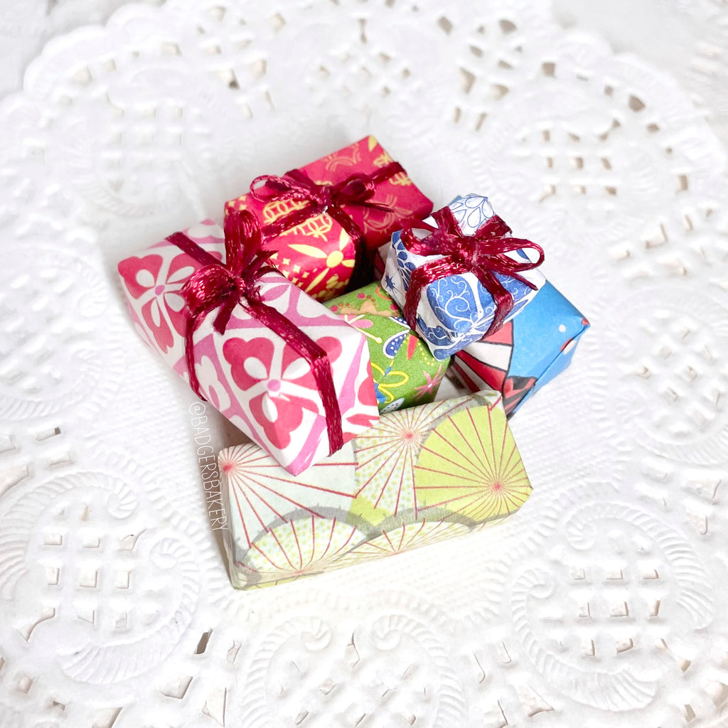 Miniature CHRISTMAS PRESENTS, set of 3, Birthday Gifts for Dolls, Dollhouse  Gift Box with Ribbon