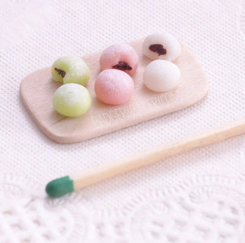 miniature dollhouse mochi cakes